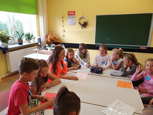 Grafika #8: Międzynarodowy Dzień Kropki – święto kreatywności, odwagi i zabawy.