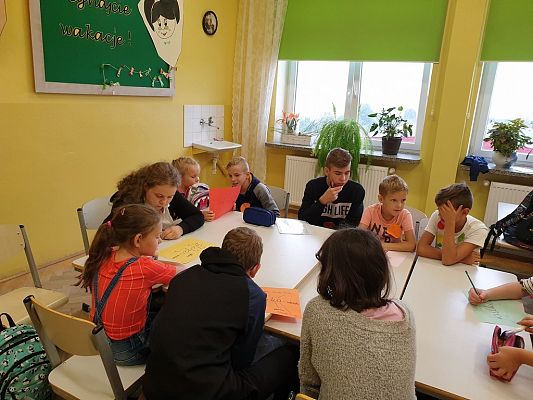 Grafika #11: Międzynarodowy Dzień Kropki – święto kreatywności, odwagi i zabawy.