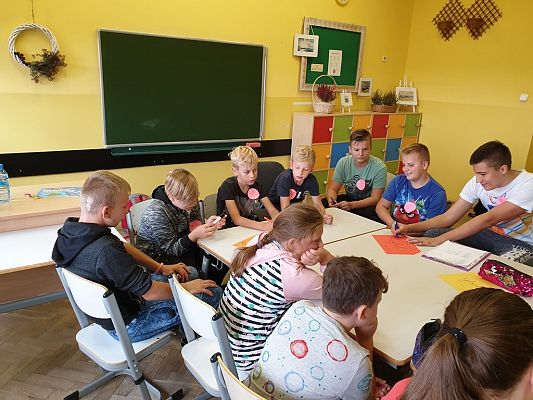 Grafika #12: Międzynarodowy Dzień Kropki – święto kreatywności, odwagi i zabawy.