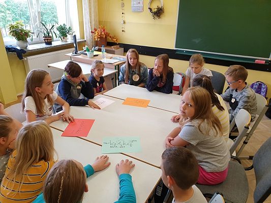 Grafika #14: Międzynarodowy Dzień Kropki – święto kreatywności, odwagi i zabawy.