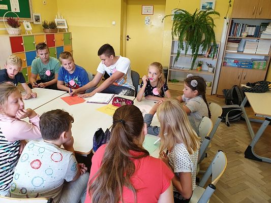 Grafika #15: Międzynarodowy Dzień Kropki – święto kreatywności, odwagi i zabawy.