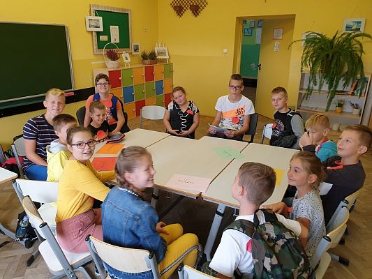 Grafika #16: Międzynarodowy Dzień Kropki – święto kreatywności, odwagi i zabawy.