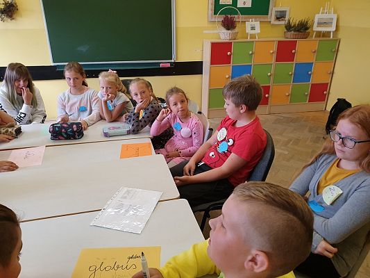 Grafika #20: Międzynarodowy Dzień Kropki – święto kreatywności, odwagi i zabawy.