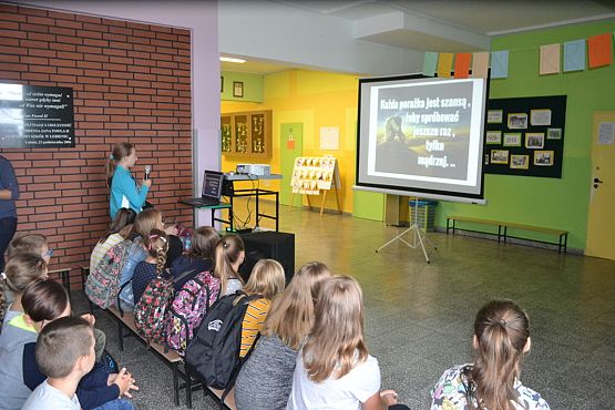 Grafika #24: Międzynarodowy Dzień Kropki – święto kreatywności, odwagi i zabawy.