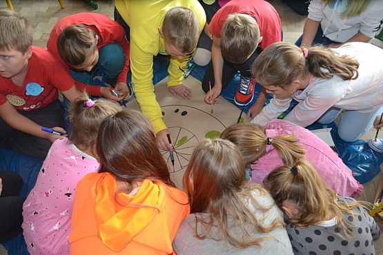 Grafika #29: Międzynarodowy Dzień Kropki – święto kreatywności, odwagi i zabawy.