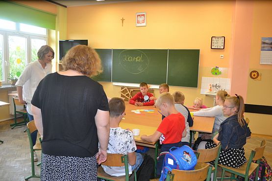 Grafika #32: Międzynarodowy Dzień Kropki – święto kreatywności, odwagi i zabawy.