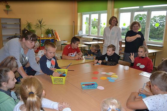 Grafika #33: Międzynarodowy Dzień Kropki – święto kreatywności, odwagi i zabawy.