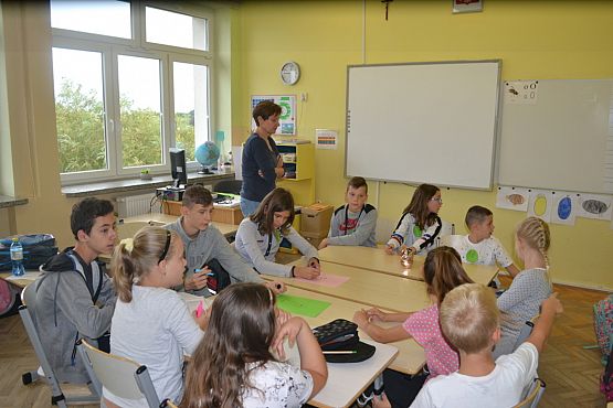 Grafika #35: Międzynarodowy Dzień Kropki – święto kreatywności, odwagi i zabawy.