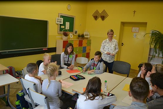 Grafika #37: Międzynarodowy Dzień Kropki – święto kreatywności, odwagi i zabawy.