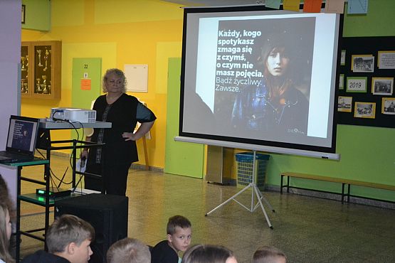 Grafika #43: Międzynarodowy Dzień Kropki – święto kreatywności, odwagi i zabawy.