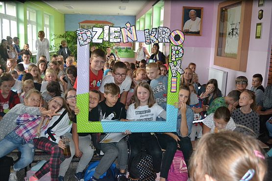 Grafika #45: Międzynarodowy Dzień Kropki – święto kreatywności, odwagi i zabawy.