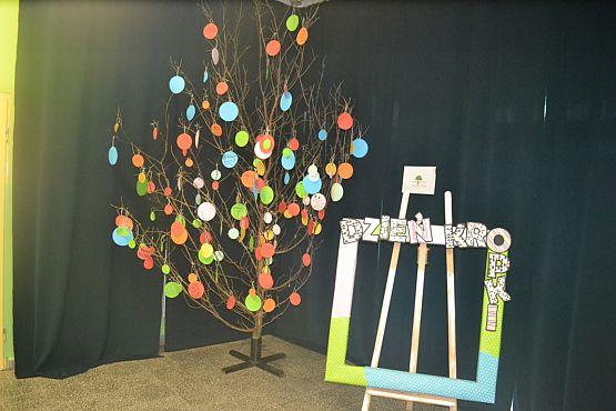 Grafika #48: Międzynarodowy Dzień Kropki – święto kreatywności, odwagi i zabawy.