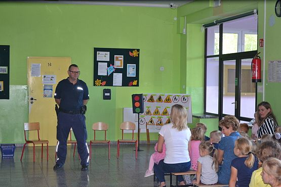 Grafika #0: MRÓWKA I POLICJA W PRZEDSZKOLU – bezpieczeństwo w ruchu drogowym