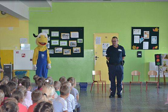 Grafika #1: MRÓWKA I POLICJA W PRZEDSZKOLU – bezpieczeństwo w ruchu drogowym