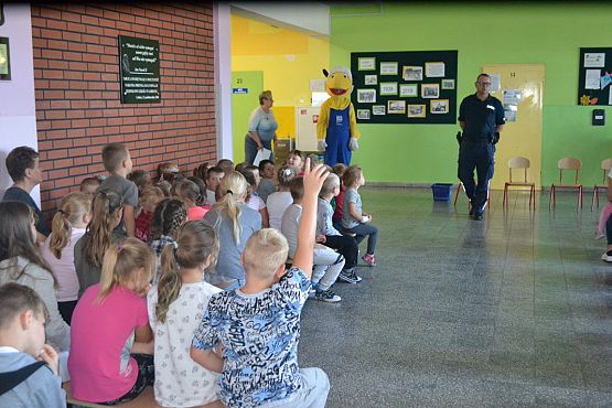 Grafika #4: MRÓWKA I POLICJA W PRZEDSZKOLU – bezpieczeństwo w ruchu drogowym