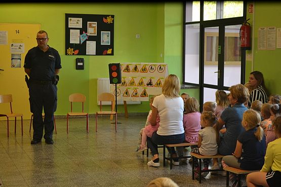 Grafika #6: MRÓWKA I POLICJA W PRZEDSZKOLU – bezpieczeństwo w ruchu drogowym