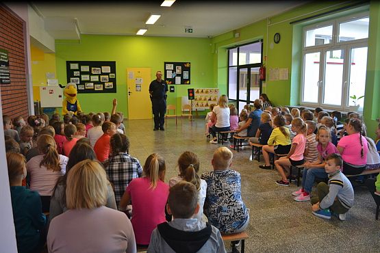 Grafika #8: MRÓWKA I POLICJA W PRZEDSZKOLU – bezpieczeństwo w ruchu drogowym