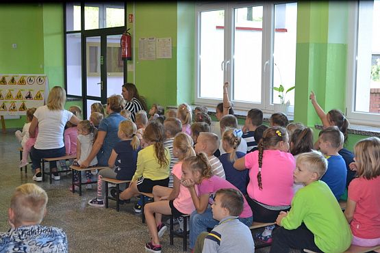 Grafika #11: MRÓWKA I POLICJA W PRZEDSZKOLU – bezpieczeństwo w ruchu drogowym