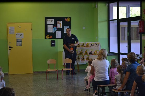 Grafika #14: MRÓWKA I POLICJA W PRZEDSZKOLU – bezpieczeństwo w ruchu drogowym
