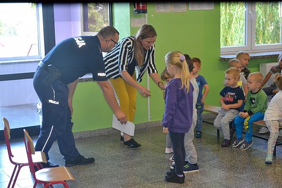 Grafika #15: MRÓWKA I POLICJA W PRZEDSZKOLU – bezpieczeństwo w ruchu drogowym