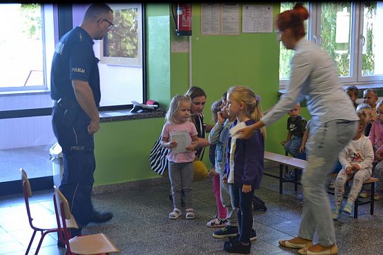 Grafika #16: MRÓWKA I POLICJA W PRZEDSZKOLU – bezpieczeństwo w ruchu drogowym