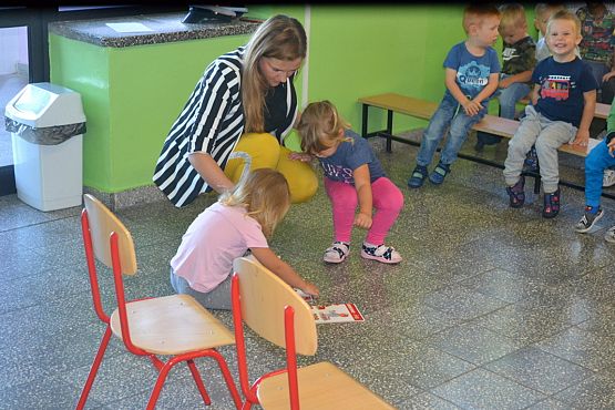 Grafika #17: MRÓWKA I POLICJA W PRZEDSZKOLU – bezpieczeństwo w ruchu drogowym