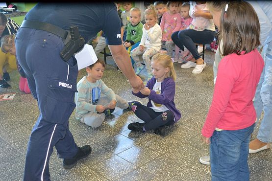 Grafika #18: MRÓWKA I POLICJA W PRZEDSZKOLU – bezpieczeństwo w ruchu drogowym