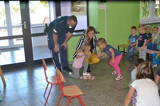 Grafika #22: MRÓWKA I POLICJA W PRZEDSZKOLU – bezpieczeństwo w ruchu drogowym