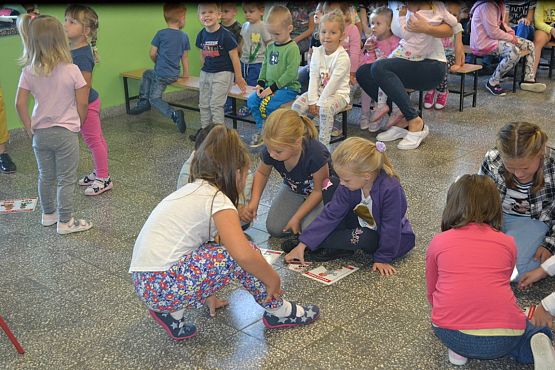 Grafika #23: MRÓWKA I POLICJA W PRZEDSZKOLU – bezpieczeństwo w ruchu drogowym