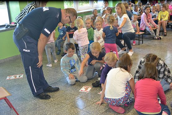 Grafika #25: MRÓWKA I POLICJA W PRZEDSZKOLU – bezpieczeństwo w ruchu drogowym