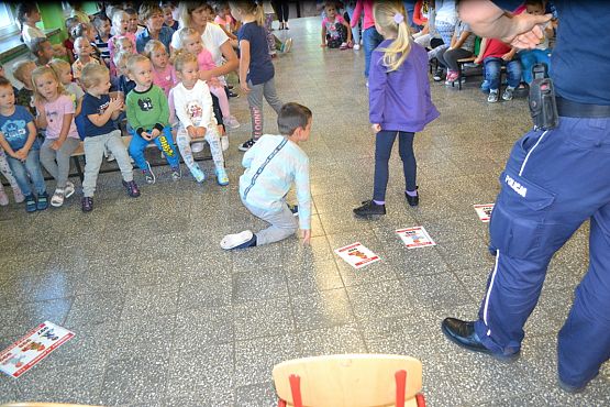 Grafika #28: MRÓWKA I POLICJA W PRZEDSZKOLU – bezpieczeństwo w ruchu drogowym