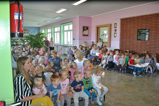 Grafika #32: MRÓWKA I POLICJA W PRZEDSZKOLU – bezpieczeństwo w ruchu drogowym