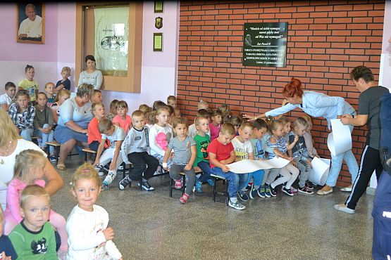 Grafika #33: MRÓWKA I POLICJA W PRZEDSZKOLU – bezpieczeństwo w ruchu drogowym