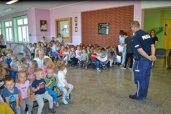 Grafika #34: MRÓWKA I POLICJA W PRZEDSZKOLU – bezpieczeństwo w ruchu drogowym