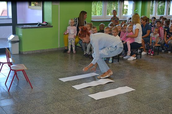 Grafika #35: MRÓWKA I POLICJA W PRZEDSZKOLU – bezpieczeństwo w ruchu drogowym