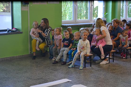 Grafika #36: MRÓWKA I POLICJA W PRZEDSZKOLU – bezpieczeństwo w ruchu drogowym