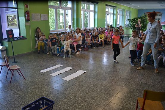 Grafika #38: MRÓWKA I POLICJA W PRZEDSZKOLU – bezpieczeństwo w ruchu drogowym