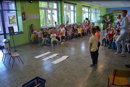 Grafika #39: MRÓWKA I POLICJA W PRZEDSZKOLU – bezpieczeństwo w ruchu drogowym