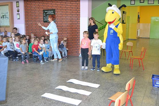 Grafika #40: MRÓWKA I POLICJA W PRZEDSZKOLU – bezpieczeństwo w ruchu drogowym