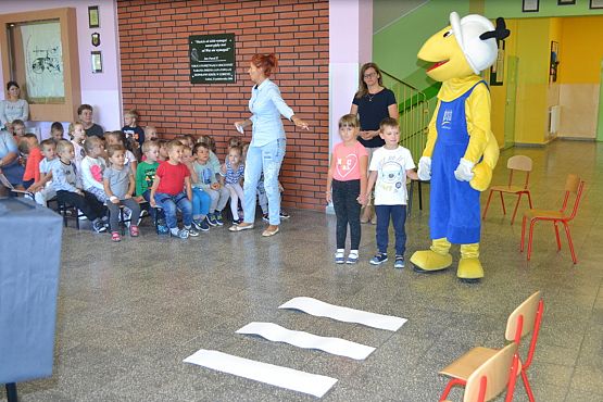 Grafika #41: MRÓWKA I POLICJA W PRZEDSZKOLU – bezpieczeństwo w ruchu drogowym