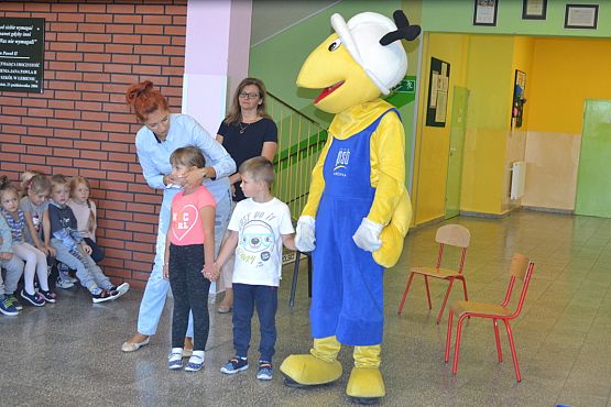 Grafika #42: MRÓWKA I POLICJA W PRZEDSZKOLU – bezpieczeństwo w ruchu drogowym