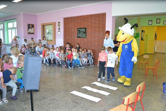 Grafika #44: MRÓWKA I POLICJA W PRZEDSZKOLU – bezpieczeństwo w ruchu drogowym