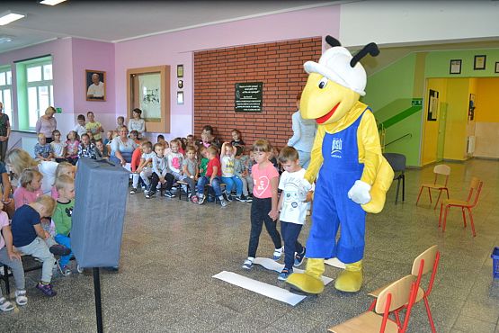 Grafika #45: MRÓWKA I POLICJA W PRZEDSZKOLU – bezpieczeństwo w ruchu drogowym