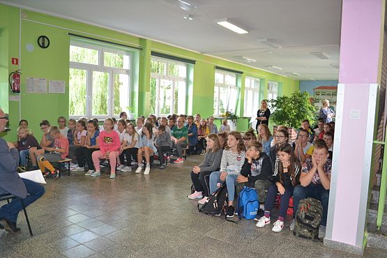 Grafika #0: Pierwszy apel dla uczniów.