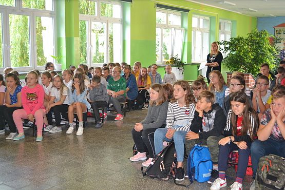 Grafika #1: Pierwszy apel dla uczniów.