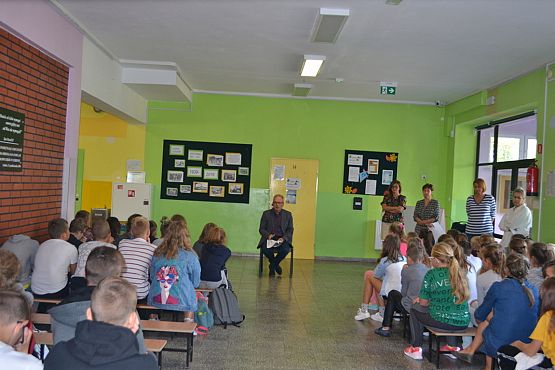 Grafika #2: Pierwszy apel dla uczniów.