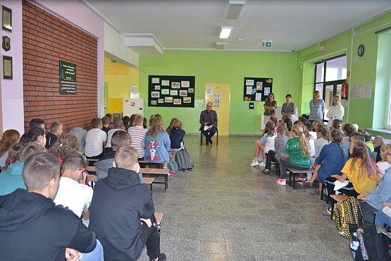 Grafika #3: Pierwszy apel dla uczniów.