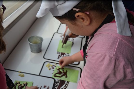 Grafika #8: Czekoladowy Autobus