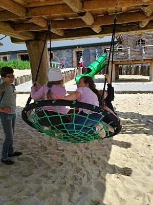 Grafika #1: Wycieczka przedszkolaków do Parku Ewolucji w Sławutówku.