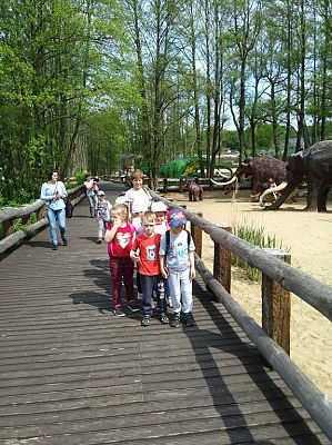 Grafika #2: Wycieczka przedszkolaków do Parku Ewolucji w Sławutówku.